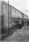 153489 Afbeelding van het wassen van een electrisch treinstel mat. 1936 van de N.S. bij de werkplaats te Leidschendam. ...
